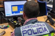 Un agente de la Policía Nacional en un ordenador investigando delitos a través de Internet.