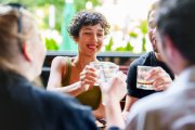 Los jóvenes han adoptado el aperitivo como nuevo plan social: menos noche, más día y sobremesa compartida.
