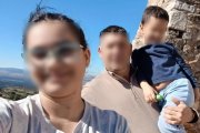 El niño Lucas, su madre y su abuelo en una foto compartida por ella en redes sociales