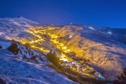 La estación de esquí de Sierra Nevada iluminada.