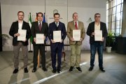 El presidente Juanma Moreno y el consejero de Función Pública de la Junta de Andalucía, José Antonio Nieto, con los representantes sindicales.