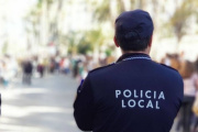 Un agente de la Policía Local de Elche, en imagen de archivo.