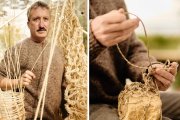 Raúl del Chano trabajando con fibras vegetales para una de sus piezas artesanales.