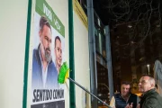 El candidato de Vox, Óscar Fernández Calle en la pega de carteles electorales