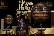 Momento emblemático del Sorteo de la Lotería de Navidad, donde los niños de San Ildefonso extraen y cantan los números premiados ante millones de espectadores.