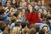 La Reina Letizia durante su visita al colegio Cortes de Cádiz en Madrid.
