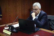 El ex secretario de Organización del PSOE Santos Cerdán comparece ante la Comisión de Investigación del ‘caso Koldo’, en el Senado, a 17 de diciembre de 2025, en Madrid (España). Cerdán comparece ante la comisión casi un mes después de salir de prisión, donde permaneció cinco meses tras la publicación de un informe de la Unidad Central Operativa (UCO) de la Guardia Civil que le situaba como epicentro de una presunta trama corrupta de cobro de mordidas a cambio de adjudicaciones de obra pública. Se trata de la segunda ocasión en la que comparece ya que fue interrogado por este foro hace unos meses cuando estaba al frente de la secretaría de Organización del PSOE.

Eduardo Parra / Europa Press
17/12/2025