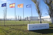 Archivo - Cartel de la fábrica de Stellantis, a 10 de diciembre de 2024, en Figueruelas, Zaragoza, Aragón (España). 