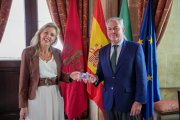 La concejal de Vox en Sevilla, Cristina Peláez, y el  alcalde de Sevilla, José Luis Sanz.