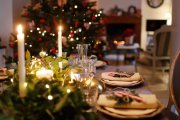 Aunque la decoración siga siendo impecable, este año sentarse a la mesa en Navidad será un lujo para muchos hogares españoles, según el informe de la OCU.
