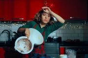 Las cenas de Navidad dejan momentos inolvidables… y cocinas imposibles. Con este truco de limpieza exprés, recuperar el orden no será un drama.