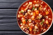 La minestrone es una de las sopas vegetales más completas, popular en las regiones de las zonas azules por su valor nutricional y simplicidad