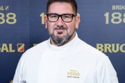 Dani García, chef con tres estrellas Michelin, es conocido por reinterpretar platos populares con técnicas de alta cocina y colaboraciones con marcas gourmet.