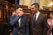 El presidente del Gobierno, Pedro Sánchez, y el portavoz de ERC en el Congreso, Gabriel Rufián.