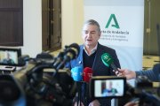 El consejero de Sanidad y Presidencia de la Junta de Andalucía, Antonio Sanz informa sobre el Plan de Atención a Personas afectadas por Enfermedades Raras