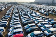 Coches esperando en una campa para su venta