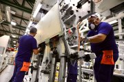 Operarios trabajando en la Planta de Airbus en El Puerto de Santa María (Cádiz).