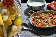 El saganaki empieza con ingredientes sencillos y frescos como tomate, queso y especias, y termina en un plato vibrante servido en su sartén original.