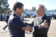 El presidente de la Junta de Andalucía, Juanma Moreno, con José Manuel Soto, antes de la presentación del proyecto del Rocío.