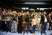 Xabier Iraola, a la derecha de la imagen, participa junto a Otegi y otros miembros de Sortu en un acto de homenaje a 'Txiki' y Otaegi en el pabellón Anaitusuna de Pamplona