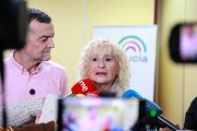la presidenta de la Asociación Amama, Ángela Claverol con el líder de Izquierda Unida y candidato de Por Andalucía, Antonio Maíllo.