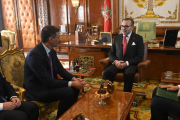 El presidente del Gobierno español, Pedro Sánchez, y el rey de Marruecos, Mohamed VI en su primer viaje oficial de esta legislatura a Marruecos, a 21 de febrero de 2024, en Rabat (Marruecos)