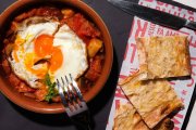 El pisto manchego, acompañado de huevo frito y pan con aceite, es la conserva emocional que José Andrés rescata para dar sabor y sentido al excedente de verduras del verano