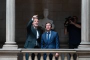 El alcalde de Barcelona Jaume Collboni y el alcalde de Madrid José Luis Martínez-Almeida, a su llegada a una reunión en el Ayuntamiento de Barcelona