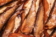 Anchoas sobre pan y mantequilla pasiega, el ritual que Carlos Álvaro convirtió en un homenaje a la gula.