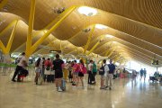 Varios pasajeros en la zona de facturación de la Terminal 4 del Aeropuerto Adolfo Suárez Madrid-Barajas.
Jesús Hellín / Europa Press
30 JULIO 2023