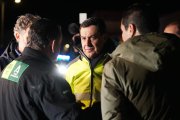 El presidente de la Junta de Andalucía atiende a los medios de comunicación tras visitar a los equipos emergencias en el Polideportivo de Adamuz.