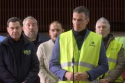 El presidente Pedro Sánchez, junto al andaluz Juanma Moreno desde Adamuz, Córdoba.