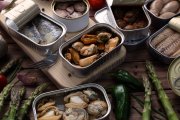 Selección de conservas premium con mejillones, sardinas, vieiras y calamares, un festín marino listo para abrir y disfrutar.