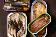 Selección de conservas premium, ejemplo del auge del producto enlatado como delicatessen contemporánea.