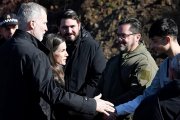 Los Reyes saludan a Julio en la zona del accidente.