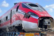 Uno de los vagones del Iryo accidentado en Adamuz es transportado por una grúa.