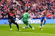 MADRID, SPAIN - JANUARY 25: Giuliano Simeone of Atletico de Madrid shoots while under pressure from Leo Roman of RCD Mallorca during the LaLiga EA Sports match between Atletico de Madrid and RCD Mallorca at Riyadh Air Metropolitano on January 25, 2026 in Madrid, Spain. (Photo by Angel Martinez/Getty Images)