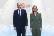 El candidato del PP a la reelección en Aragón, Jorge Azcón, y la secretaria general del PSOE de Aragón y candidata a las elecciones autonómicas, Pilar Alegría, posan antes del debate autonómico.