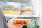 Almacenar los alimentos por zonas y en recipientes adecuados prolonga su frescura y evita el desperdicio.