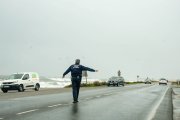 Un agente interviene ante los efectos del temporal en la costa andaluza.