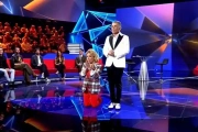 Carmen Borrego de rodillas pidiendo perdón al público de GH Dúo.