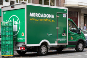 Mercadona refuerza su red logística para la campaña de verano, clave en la distribución de productos y apoyo a su plantilla estacional.