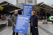 La vicesecretaria de Regeneración del Partido Popular, Cuca Gamarra, junto al concejal del PP en el Ayuntamiento de Barcelona, Daniel Sirera, atiende a los medios, en la Plaza de la Gardunya, a 5 de febrero de 2026, en Barcelona, Catalunya (España).