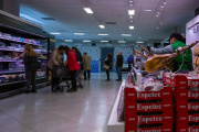 La compra asistida, con mostradores de charcutería y atención personal, es uno de los elementos que el nuevo Mercadona en pruebas en Valencia tiende a reducir en favor del autoservicio y el producto listo para llevar