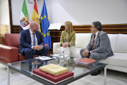 El presidente de la Asamblea de Extremadura, Manuel Naharro, se reúne con la portavoz y el presidente del Grupo Parlamentario Socialista, Piedad Álvarez y José María Vergeles