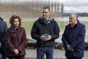 El presidente del Gobierno, Pedro Sánchez, atiende a los medios de comunicación en Huétor Tájar (Granada).