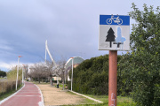 Señal de tráfico pintada en un carril bici de Valencia, alterando su aspecto y su función original.