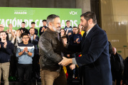 El presidente de VOX, Santiago Abascal, y el candidato de Vox a la presidencia de Aragón, Alejandro Nolasco, durante un mitin en campaña electoral.