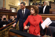La vicepresidenta primera del Gobierno y ministra de Hacienda, María Jesús Montero, delante de Pedro Sánchez en el Congreso.