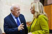 El presidente del Parlamento, Jesús Aguirre, en una imagen de archivo junto a la consejera de Economía y portavoz la Junta de Andalucía, Carolina España.